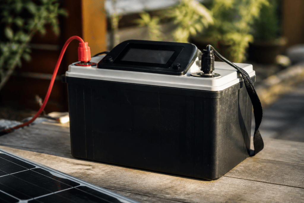Batterie solaire affichant capacite et puissance decharge maximale