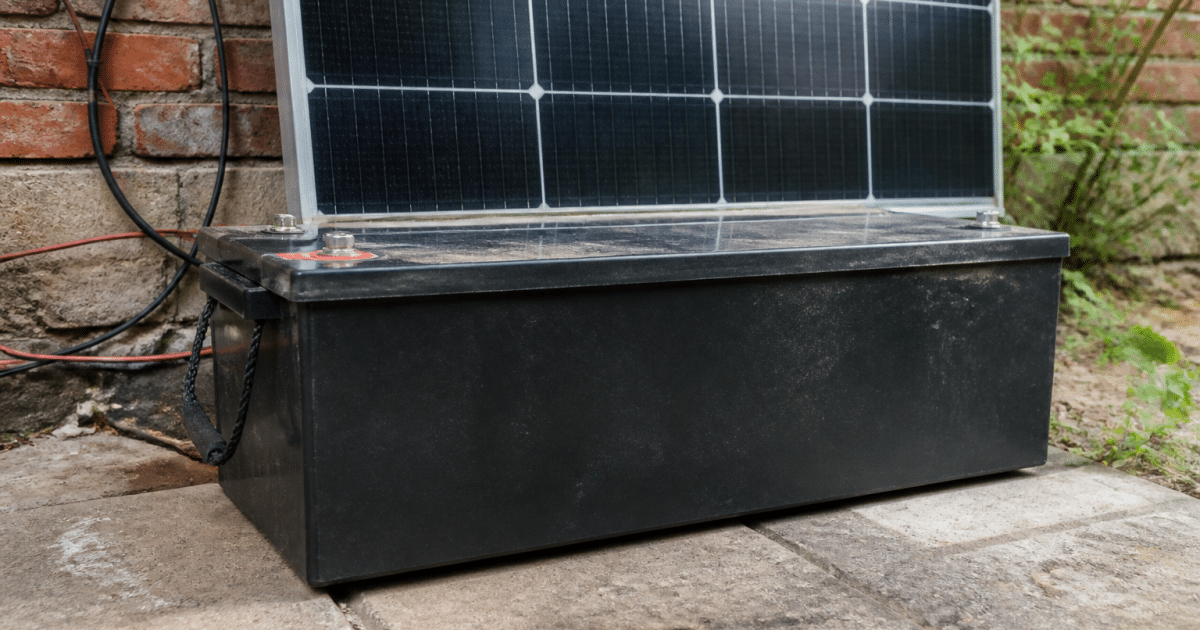 Batterie lithium massive posee horizontalement pres panneau solaire