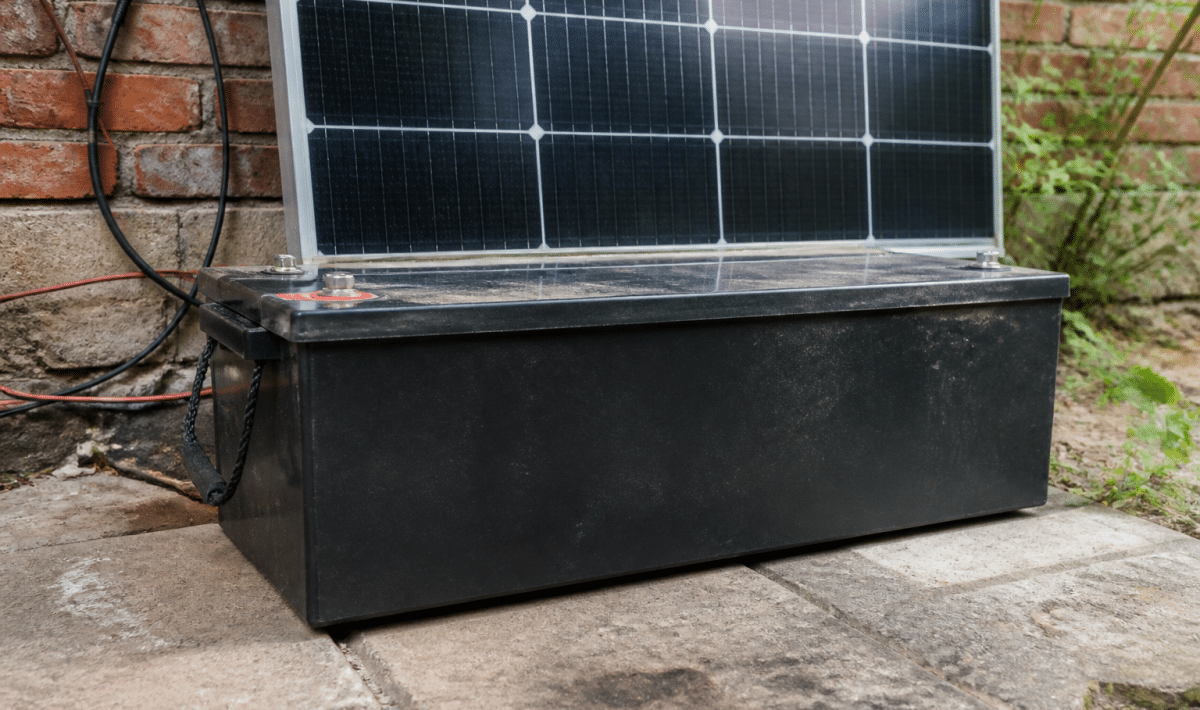 Batterie lithium massive posee horizontalement pres panneau solaire