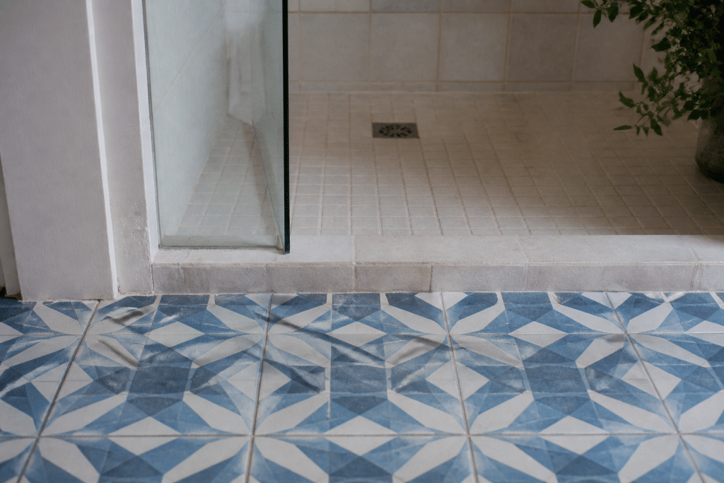 Carreaux motifs geometriques bleus devant douche italienne