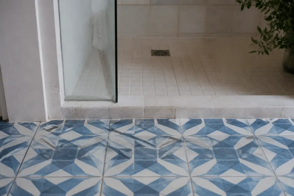 Carreaux motifs geometriques bleus devant douche italienne