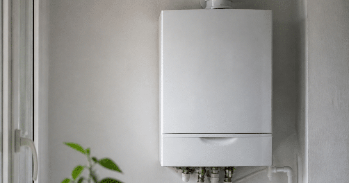 Chaudiere gaz blanche fixee au mur blanc