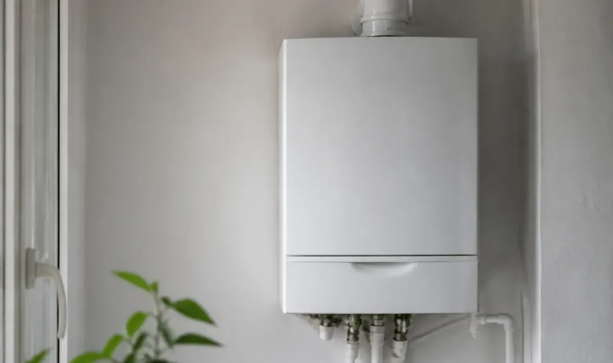 Chaudiere gaz blanche fixee au mur blanc