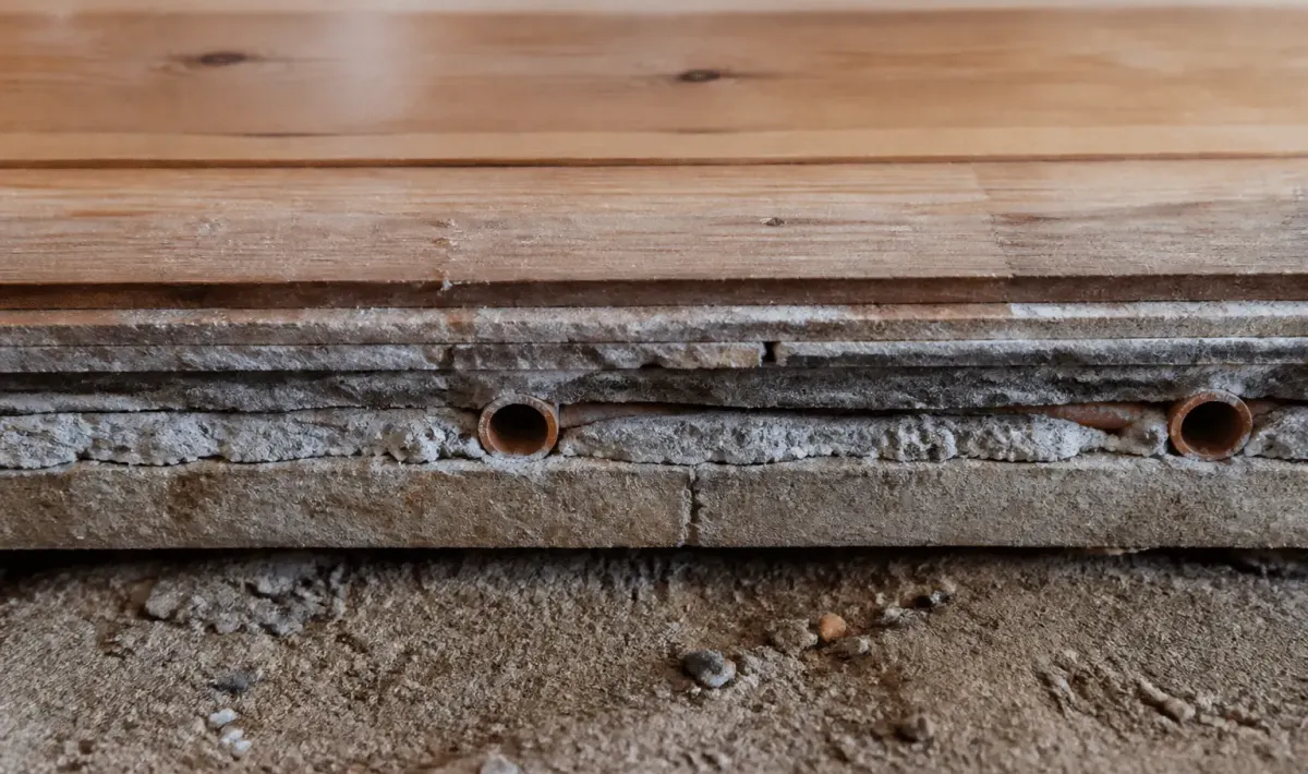 Coupe transversale sol avec tuyaux chauffage sous plancher bois
