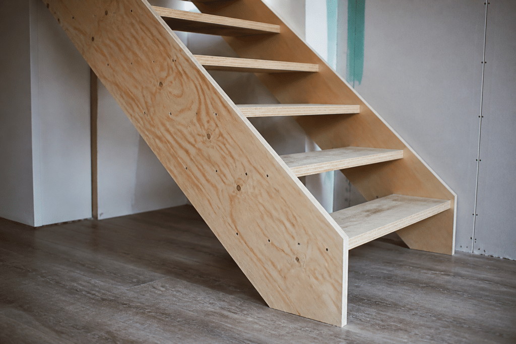 Planches contreplaqué formant structure latérale escalier bois