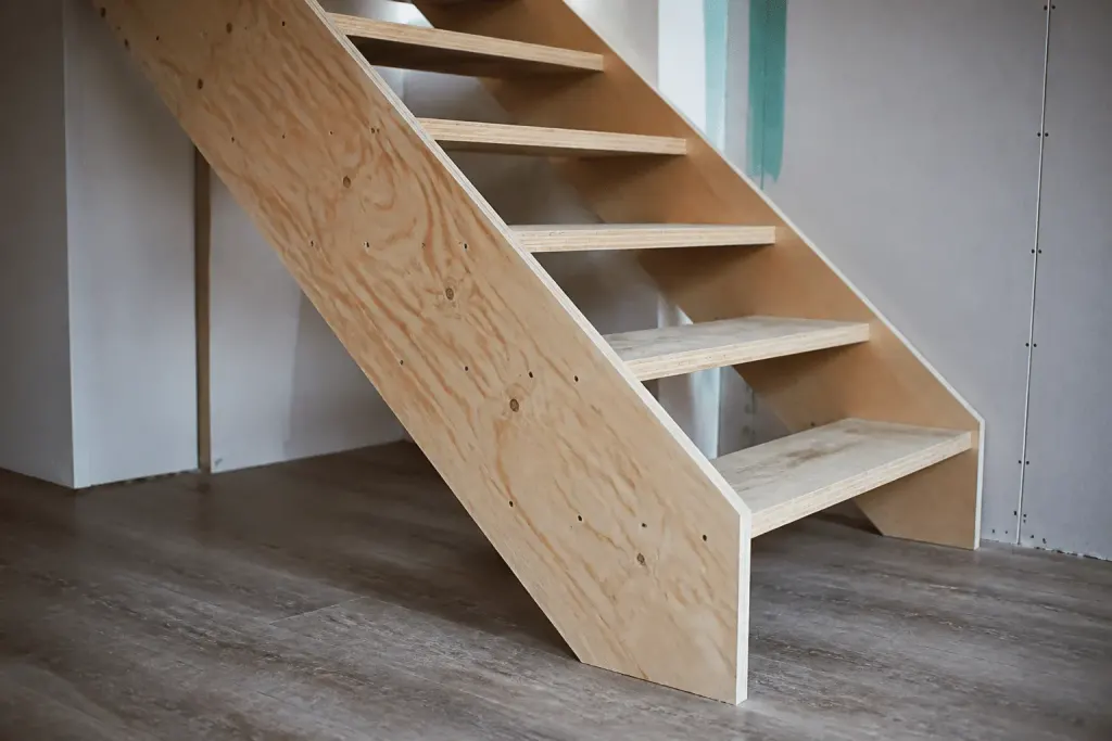 Planches contreplaqué formant structure latérale escalier bois