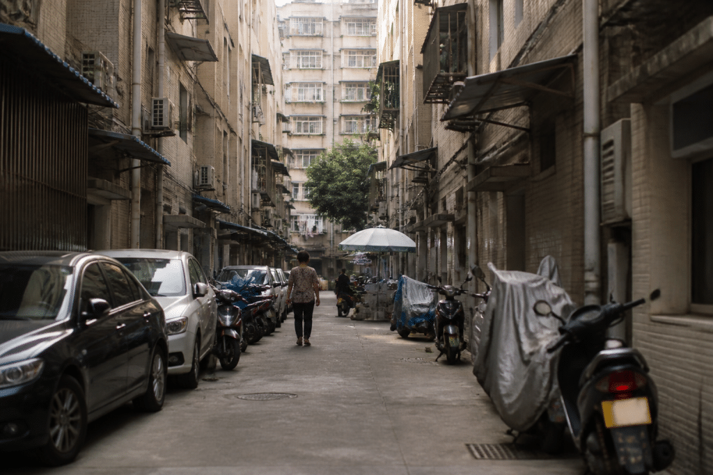 Immeubles résidentiels densément construits avec rues étroites