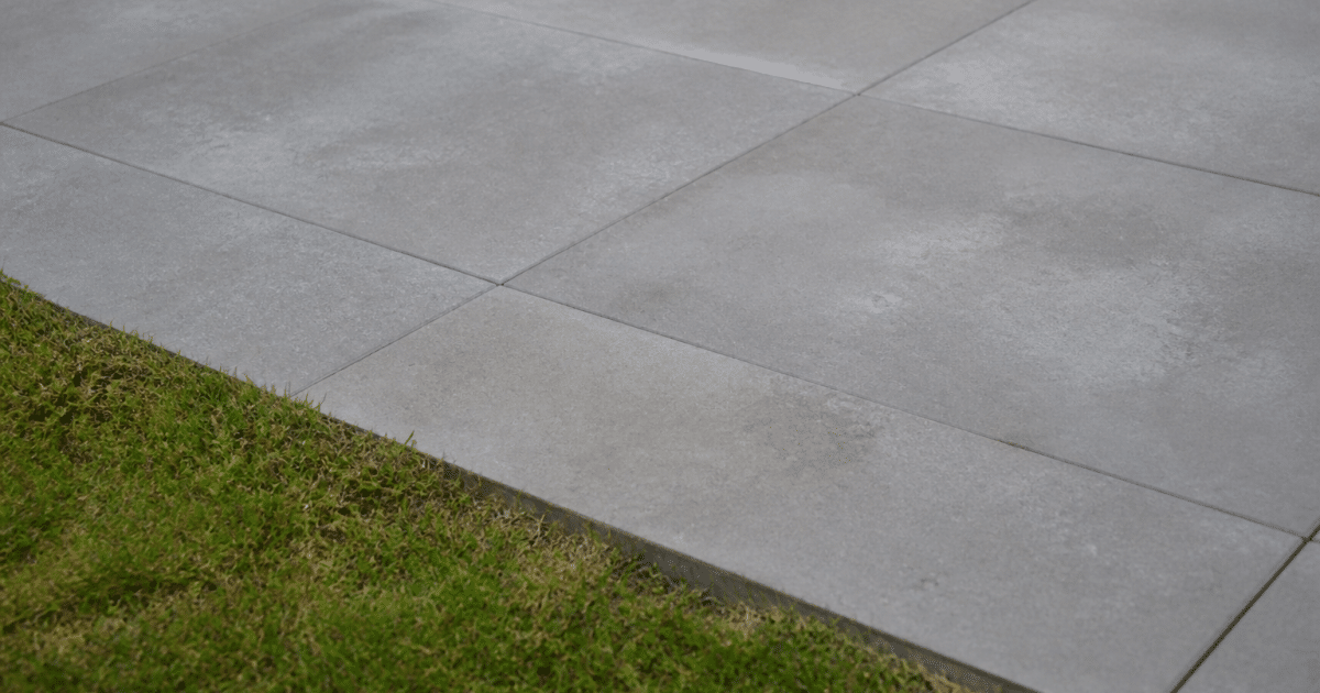 Dalle beton grise posee horizontalement sur terrain exterieur