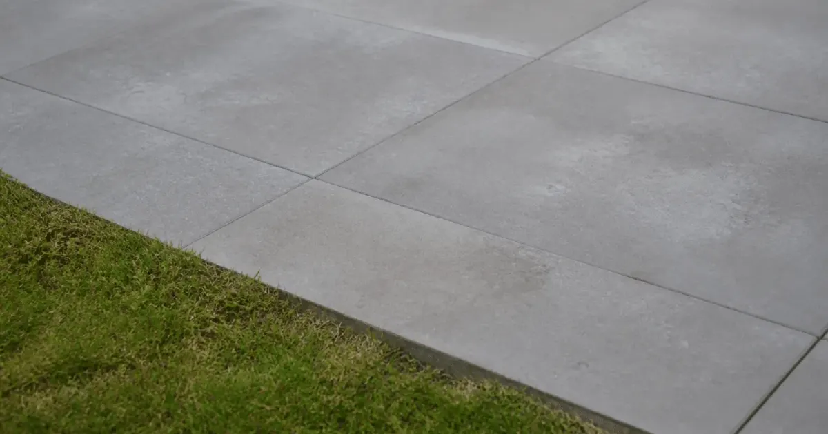 Dalle beton grise posee horizontalement sur terrain exterieur