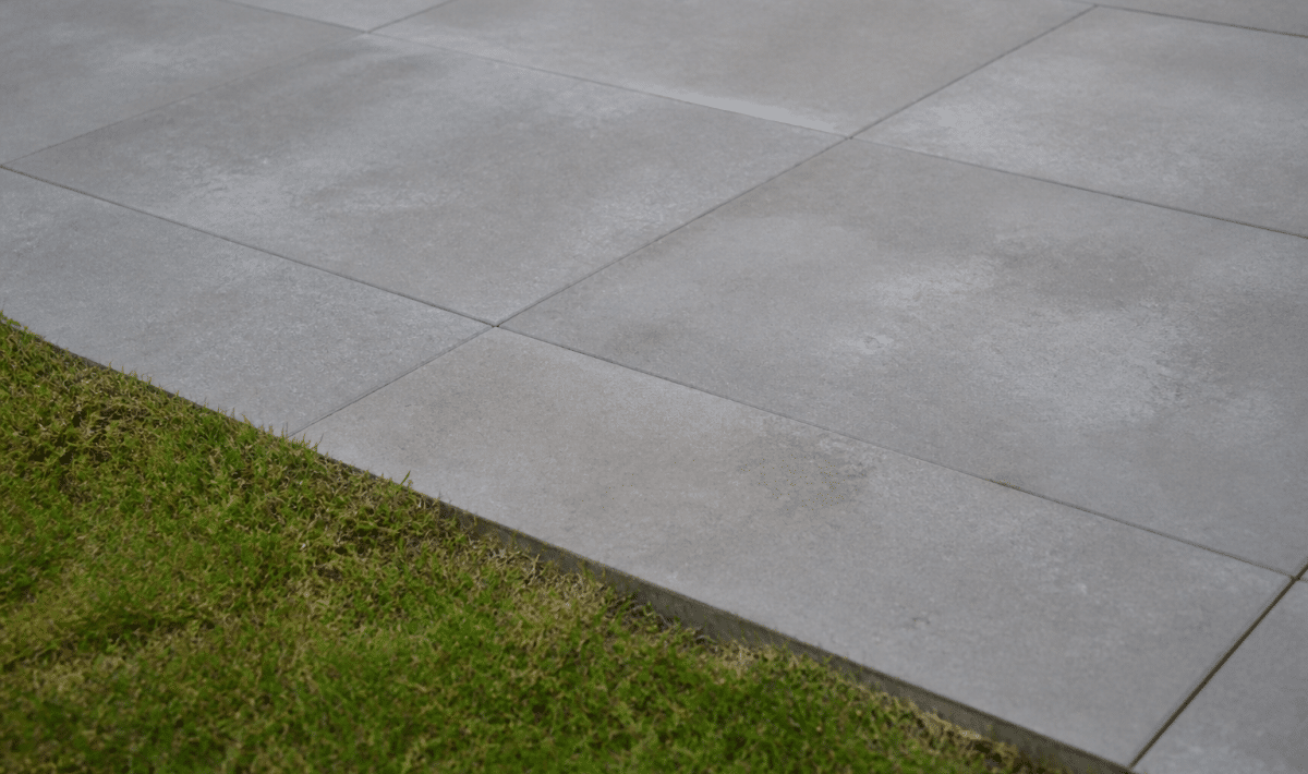Dalle beton grise posee horizontalement sur terrain exterieur