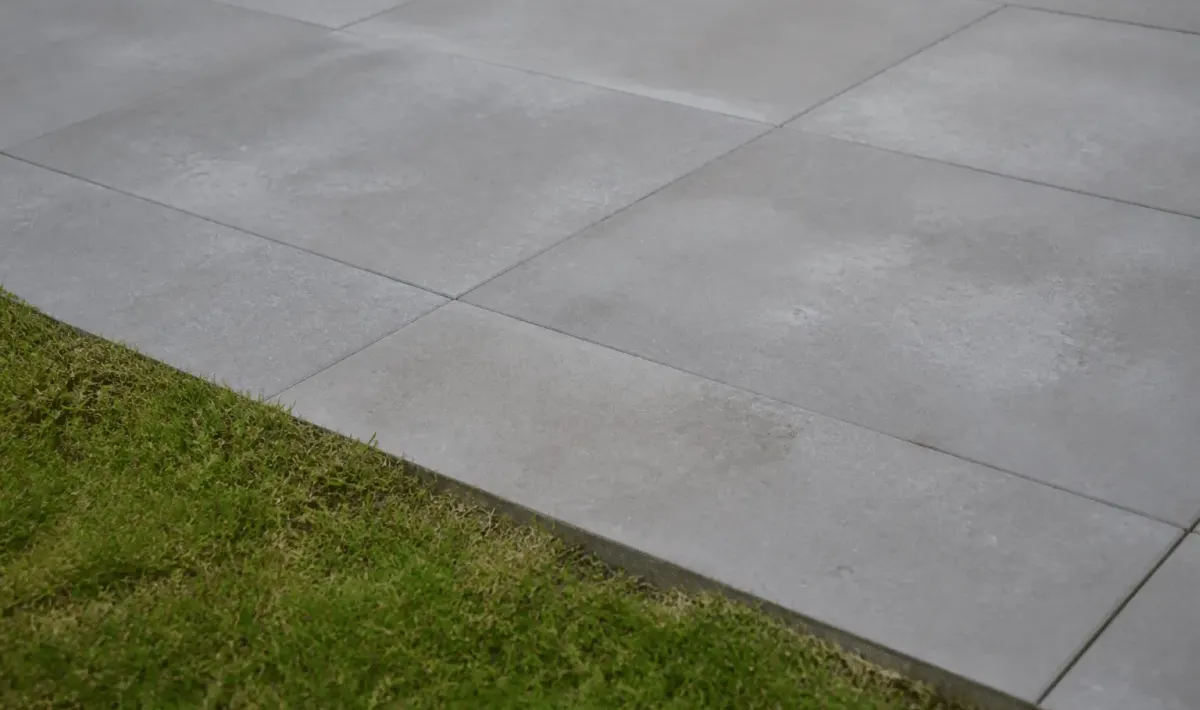 Dalle beton grise posee horizontalement sur terrain exterieur
