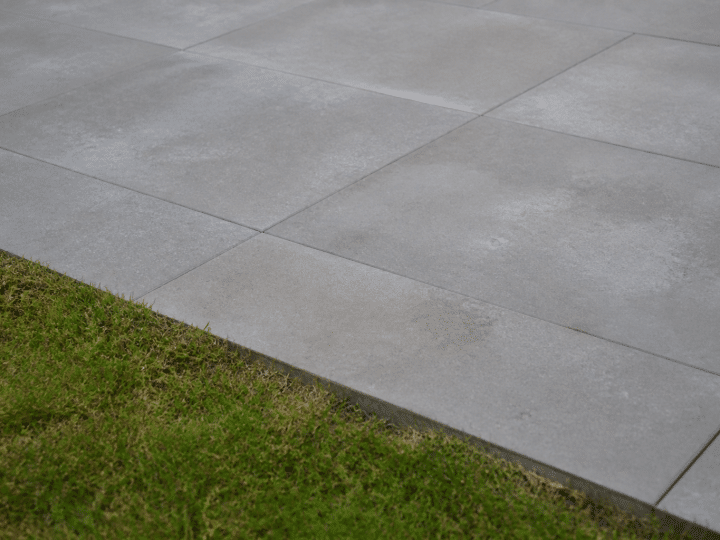 Dalle beton grise posee horizontalement sur terrain exterieur