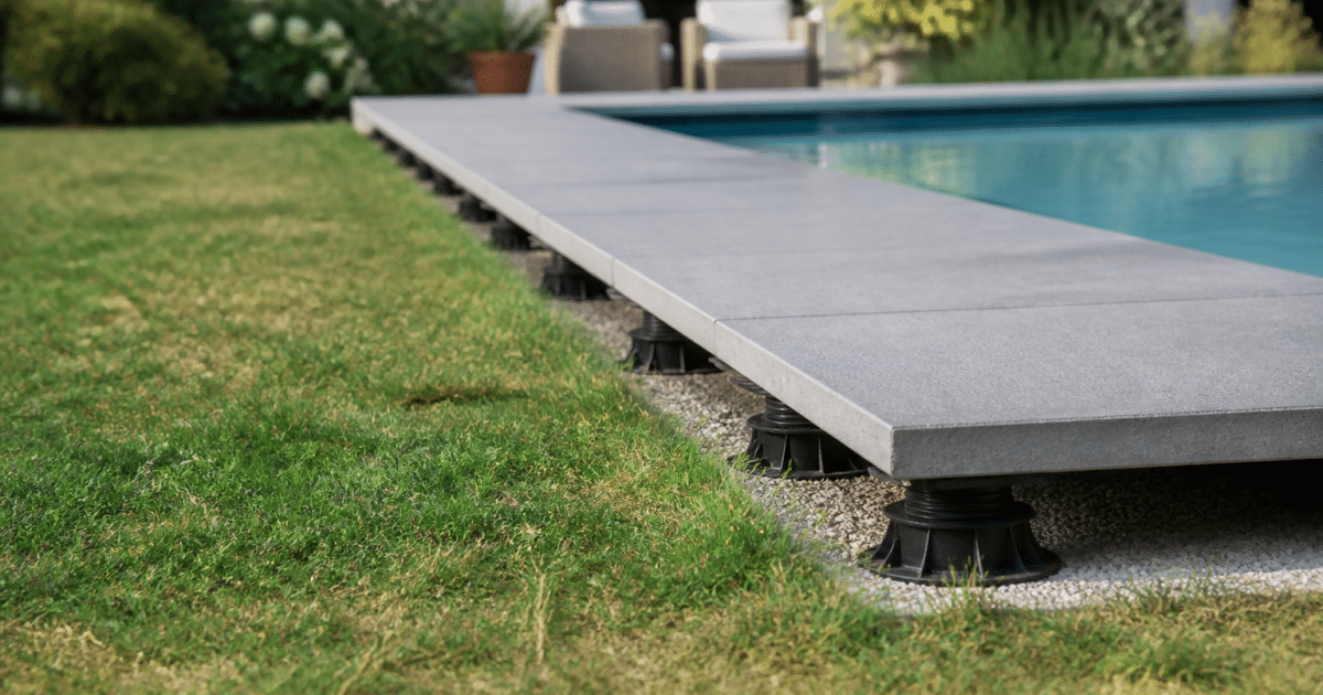 Dalle beton posee sur plots supports piscine sans rebord
