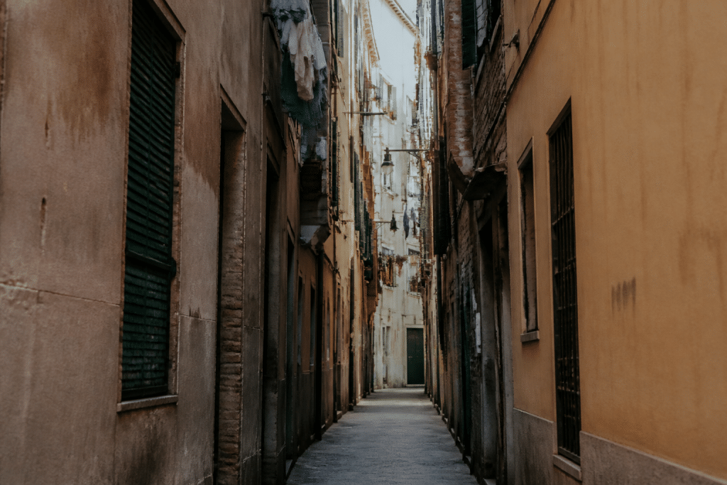 Immeubles résidentiels serrés avec petites rues étroites