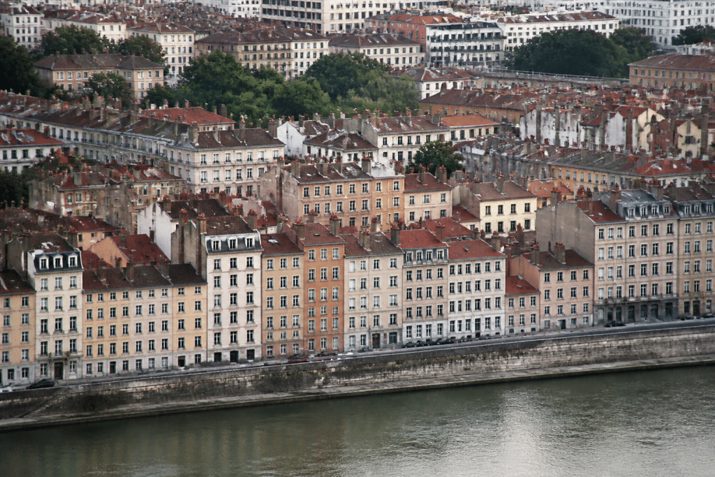 Vue aerienne bâtiments denses le long riviere Saone