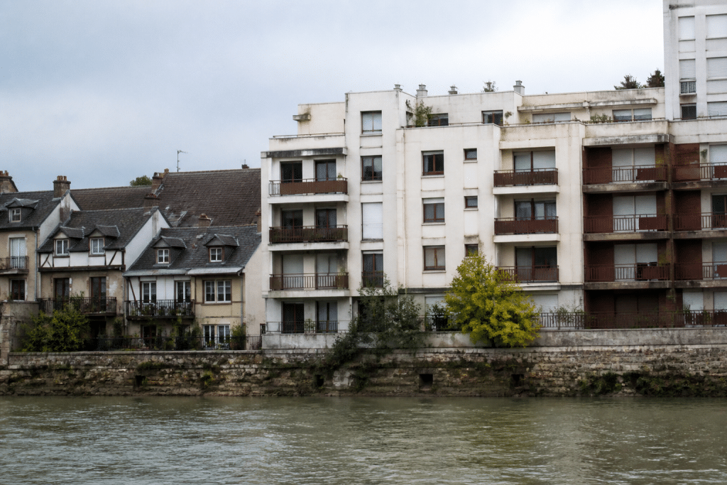 Immeubles et maisons côte à côte au bord de rivière