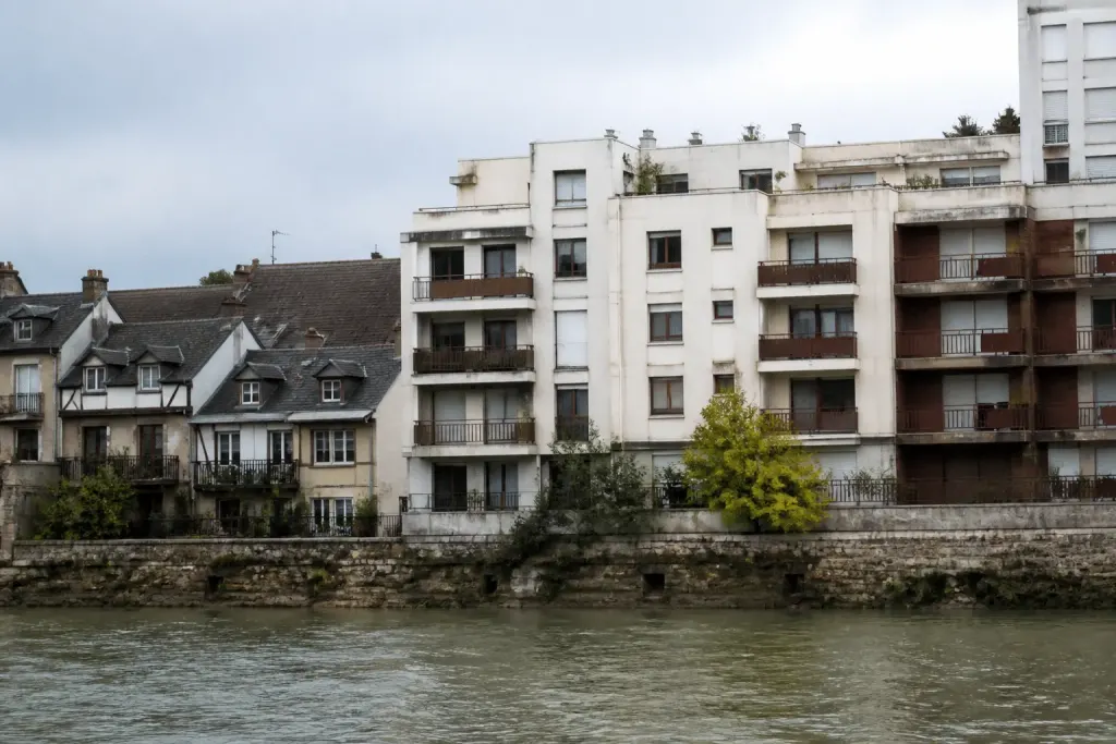 Immeubles et maisons côte à côte au bord de rivière