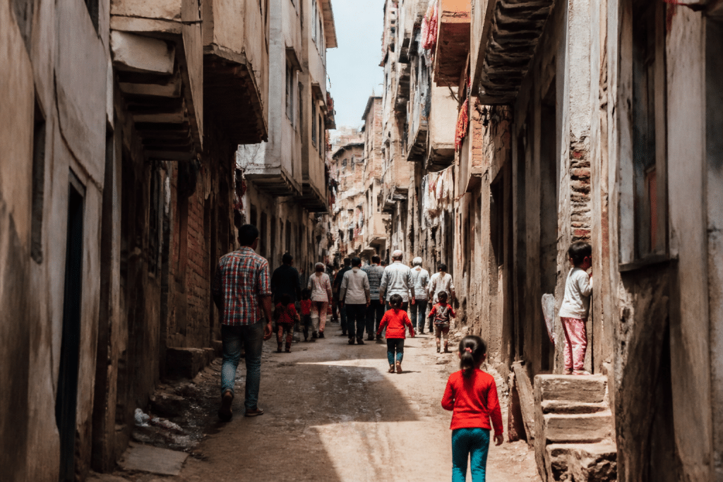 Immeubles serrés avec rues étroites et habitants nombreux