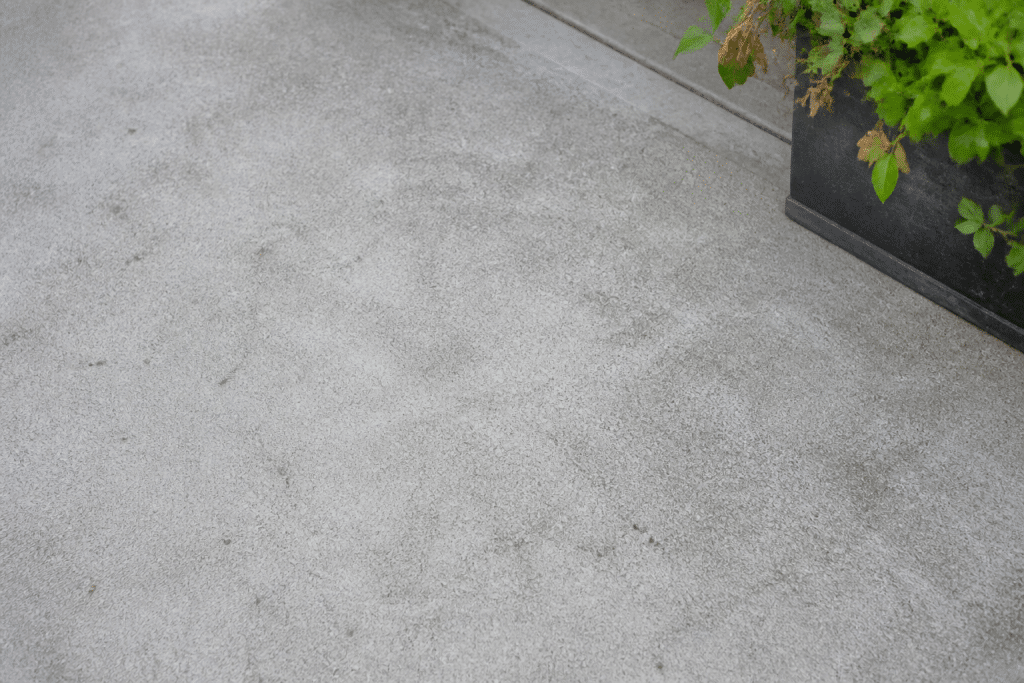 Devis comparatifs affichés sur béton gris de terrasse