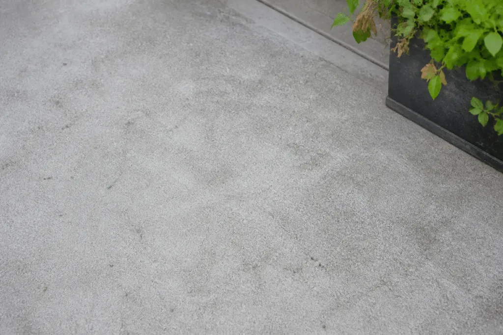 Devis comparatifs affichés sur béton gris de terrasse