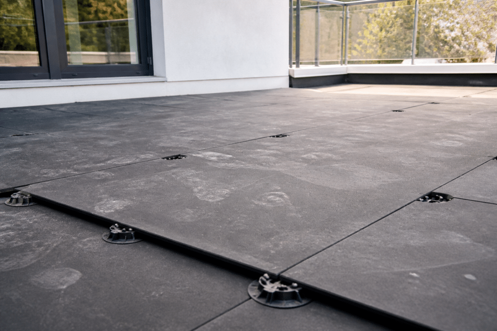 Membrane bitumineuse appliquee sur beton avec plots larges