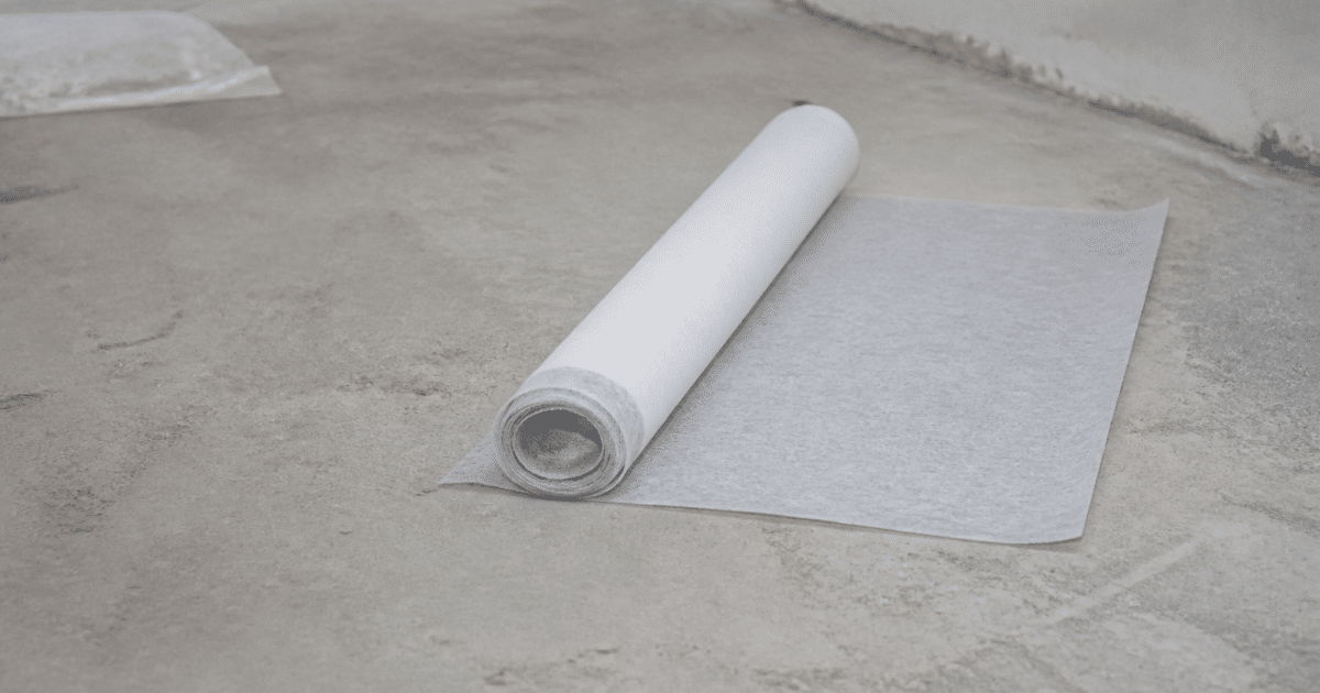 Rouleau isolant pose horizontal surface beton grise