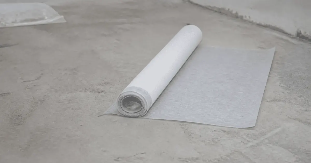 Rouleau isolant pose horizontal surface beton grise