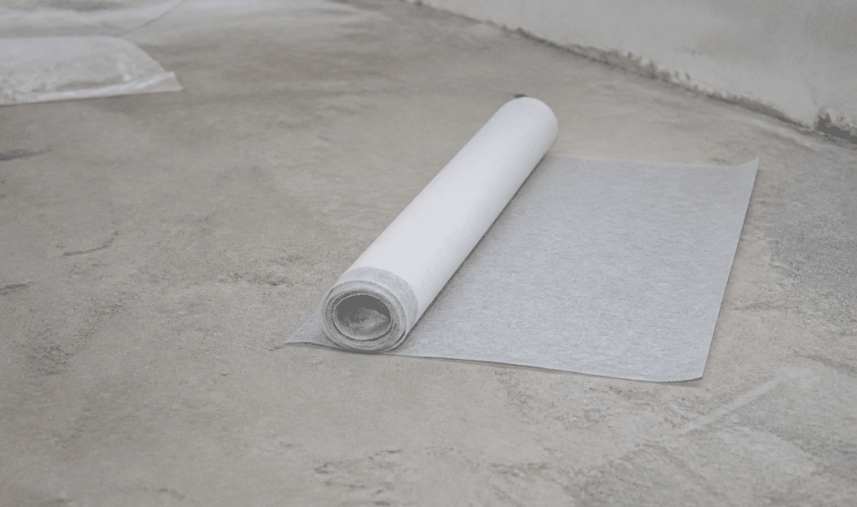 Rouleau isolant pose horizontal surface beton grise