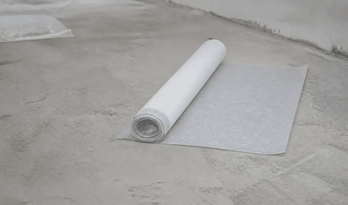 Rouleau isolant pose horizontal surface beton grise