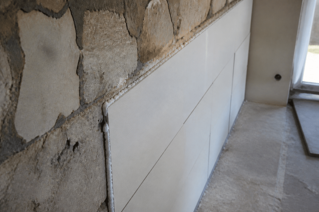 Panneaux isolants colles directement sur mur ancien pierre