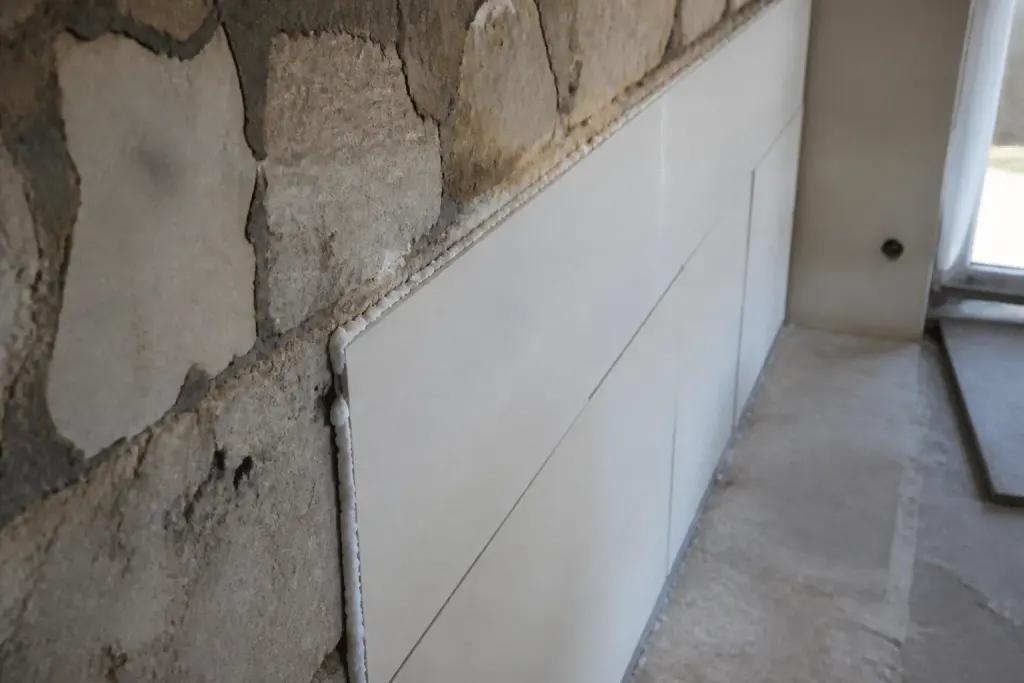 Panneaux isolants colles directement sur mur ancien pierre