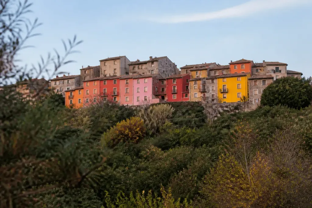 Maisons colorees alignees sur colline residuelle calme