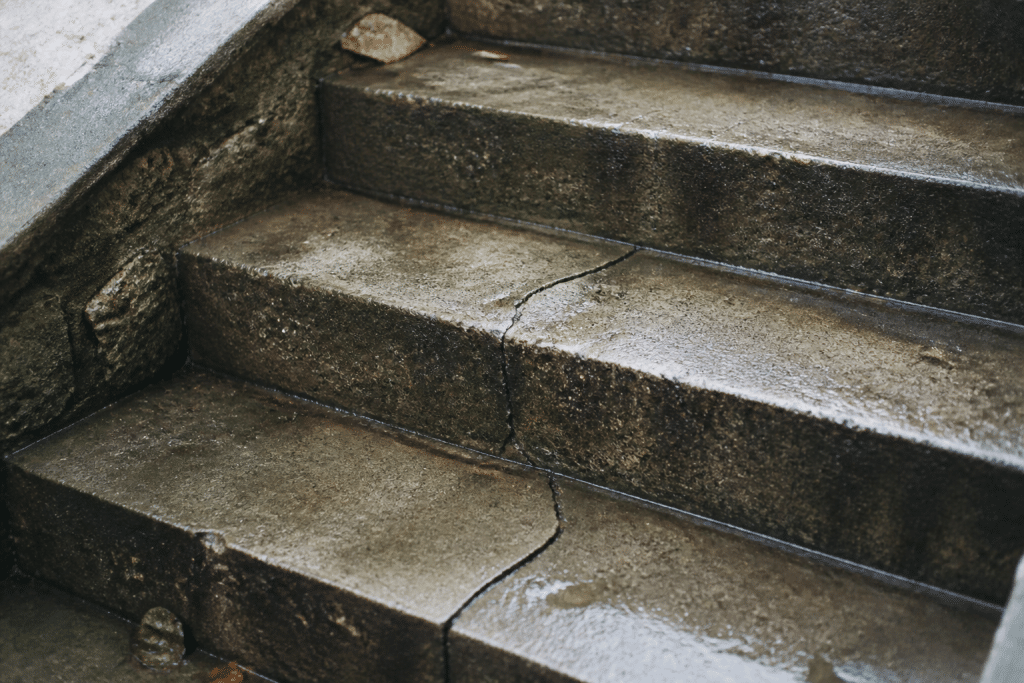 Marches en beton fissurees avec surface humide et glissante
