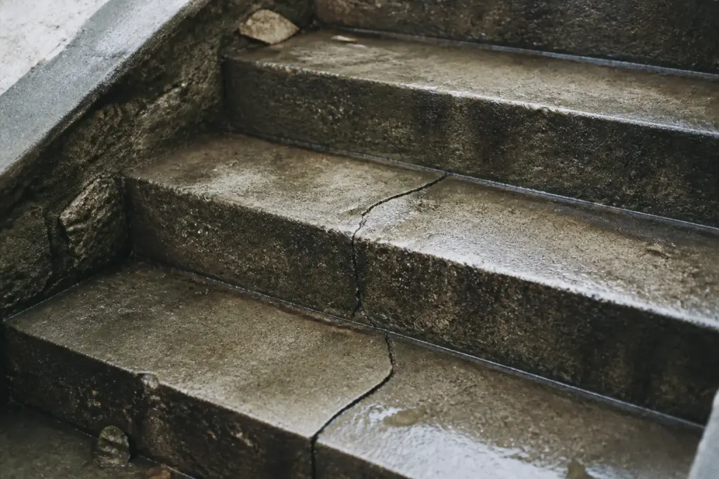 Marches en beton fissurees avec surface humide et glissante