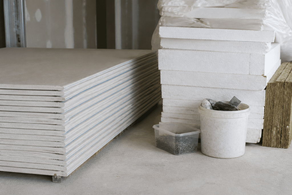 Materiaux construction empiles plaques blanches isolant vis enduit