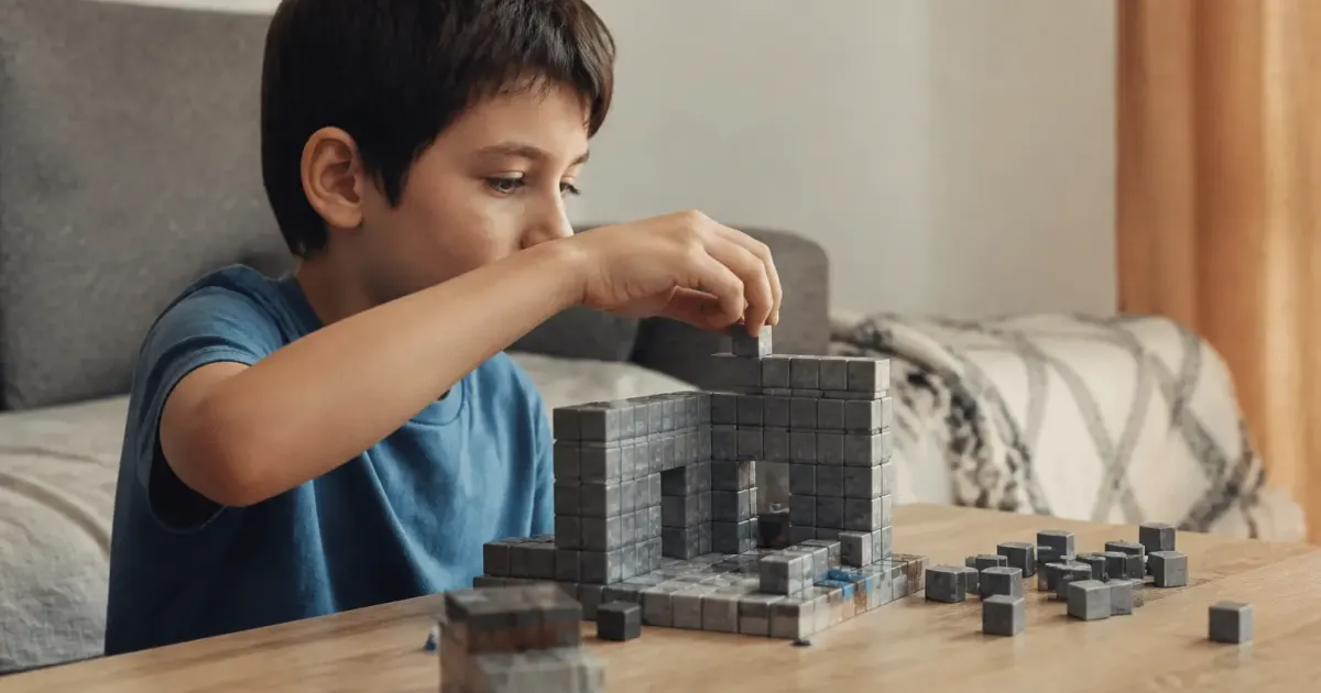 Joueur empile blocs gris carre dans jeu construction pixelise