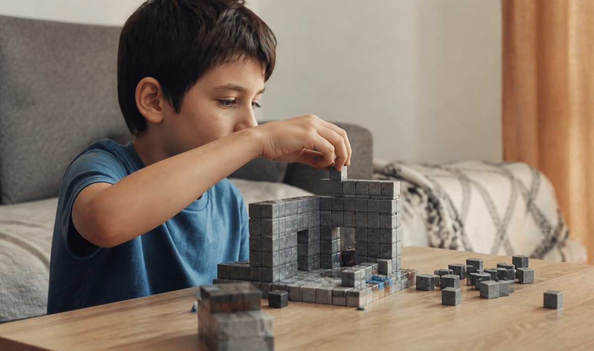 Joueur empile blocs gris carre dans jeu construction pixelise