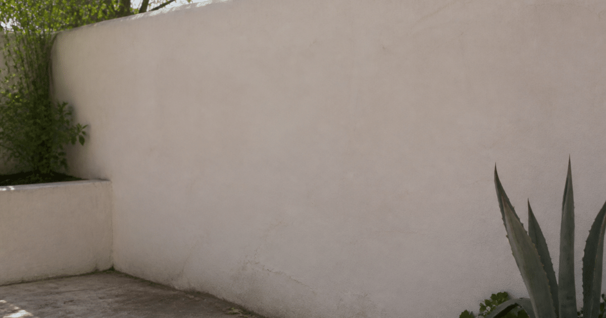 Mur de parpaings recouvert d'enduit chaux blanc lisse