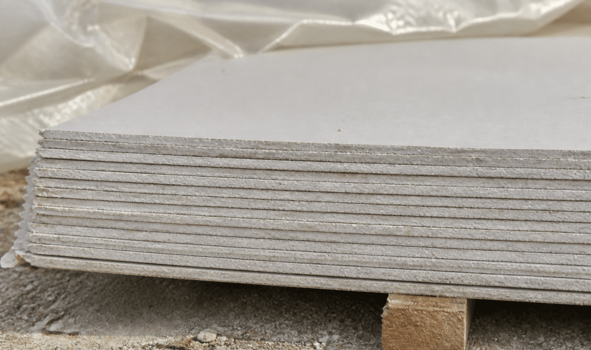 Panneau de construction gris fin posé horizontalement