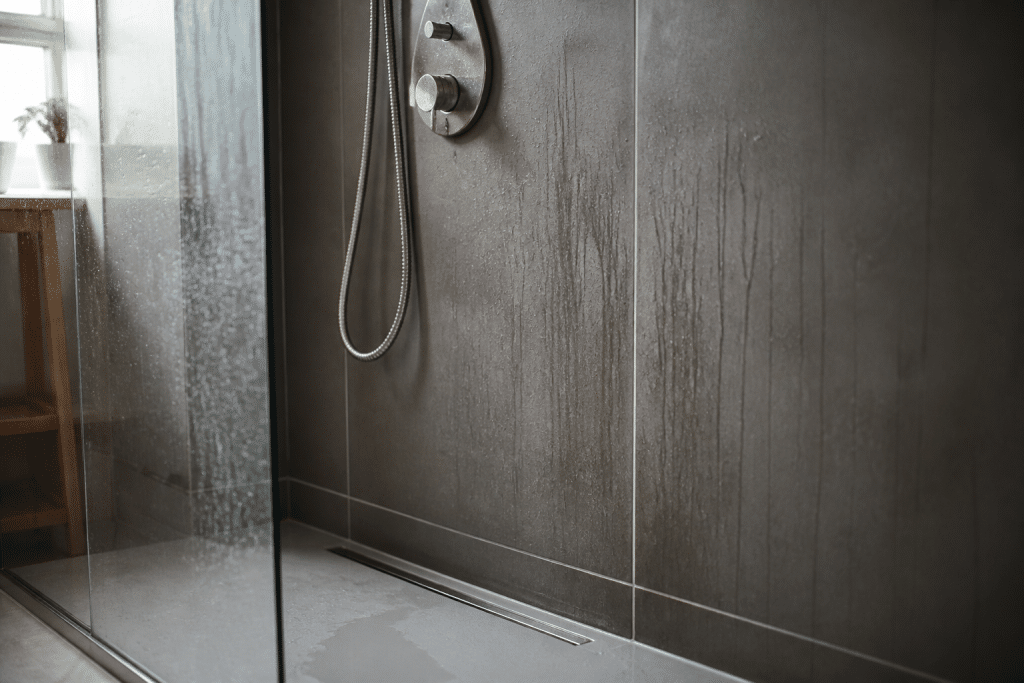 Panneaux humides dans douche italienne avec ruissellements d'eau visibles
