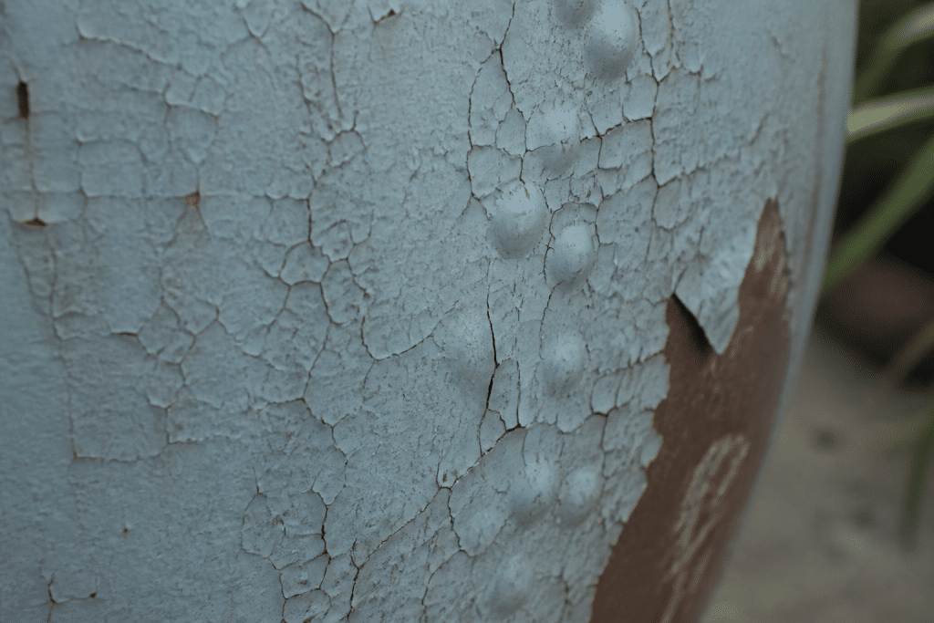 Couche de peinture craquelée avec bulles d'air visibles