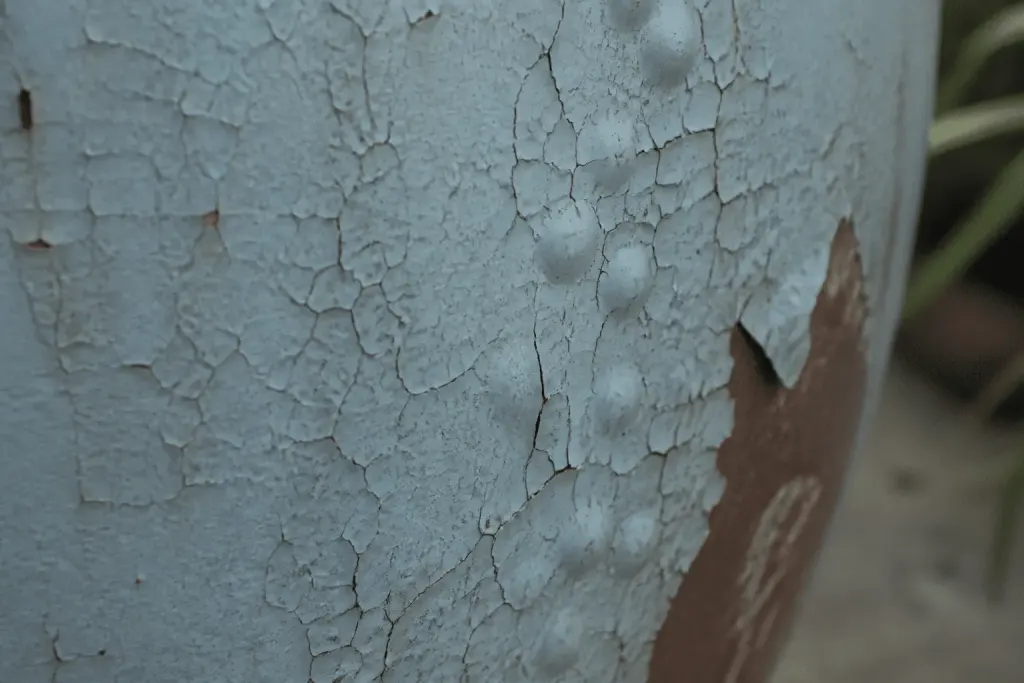 Couche de peinture craquelée avec bulles d'air visibles