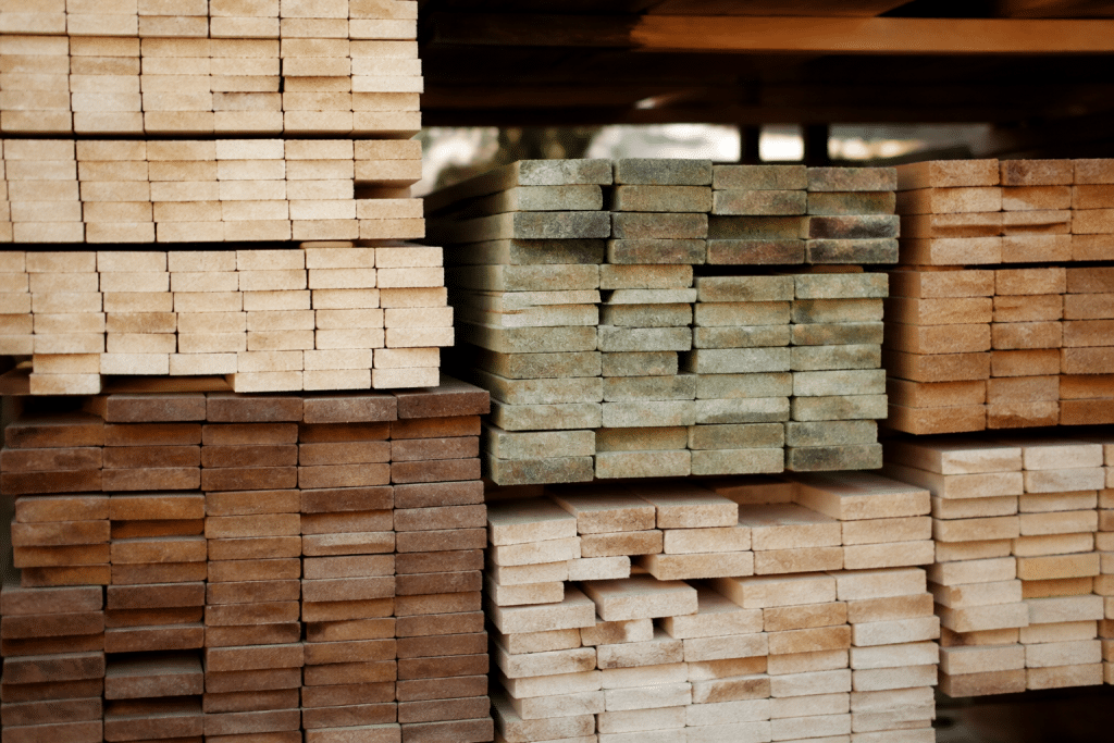 Planches bois empilees avec etiquettes tarifaires comparatives
