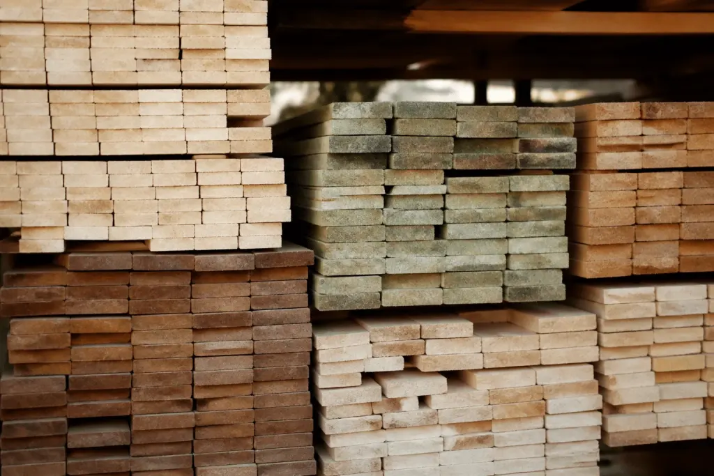 Planches bois empilees avec etiquettes tarifaires comparatives