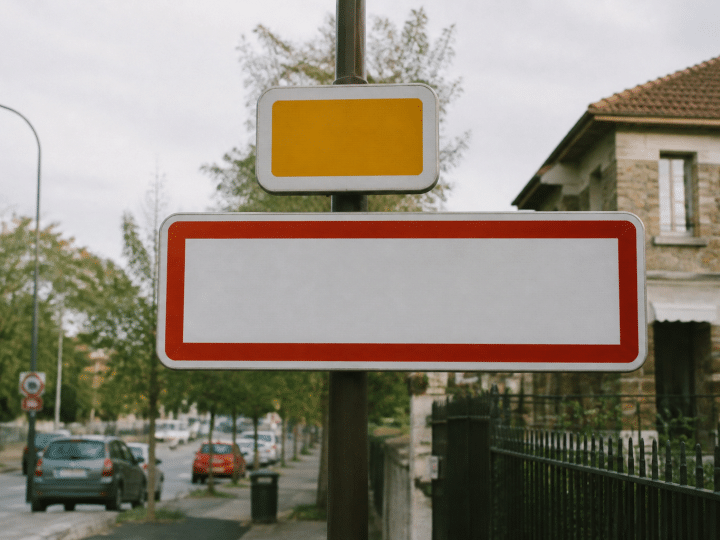 Panneau routier affichant population ville Perreux-sur-Marne France