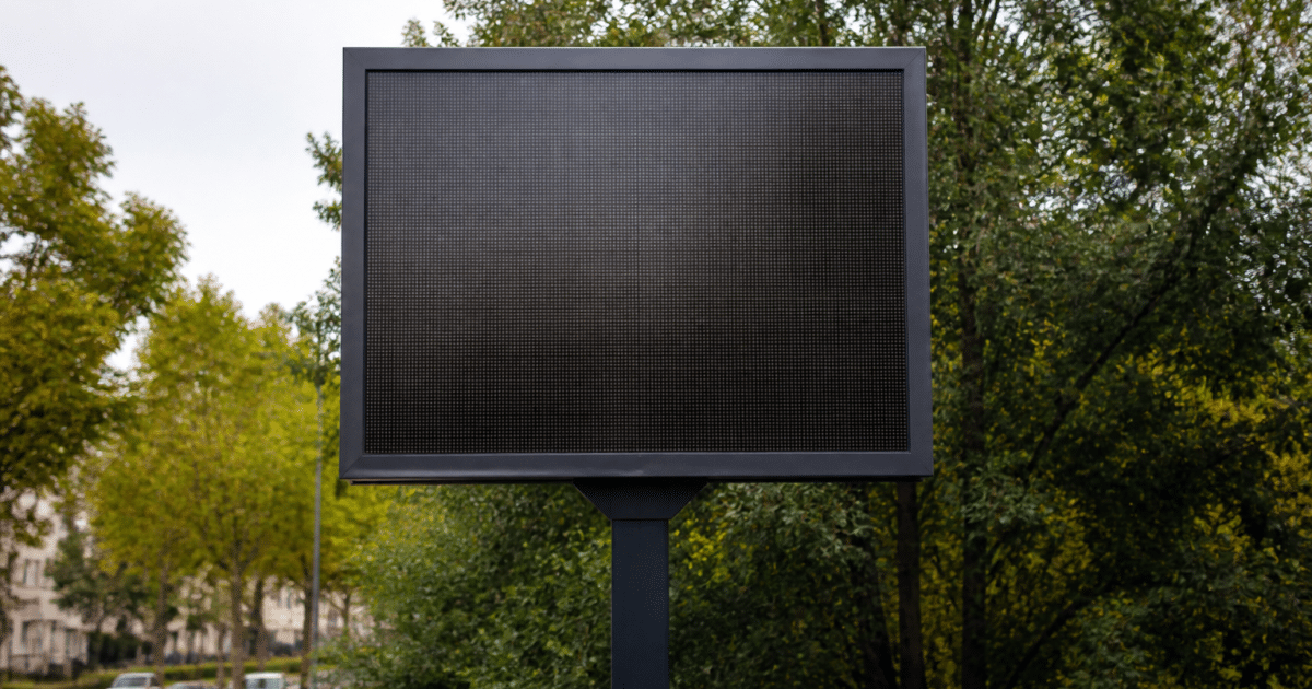 Panneau affichant chiffre population ville Saint-Chamond