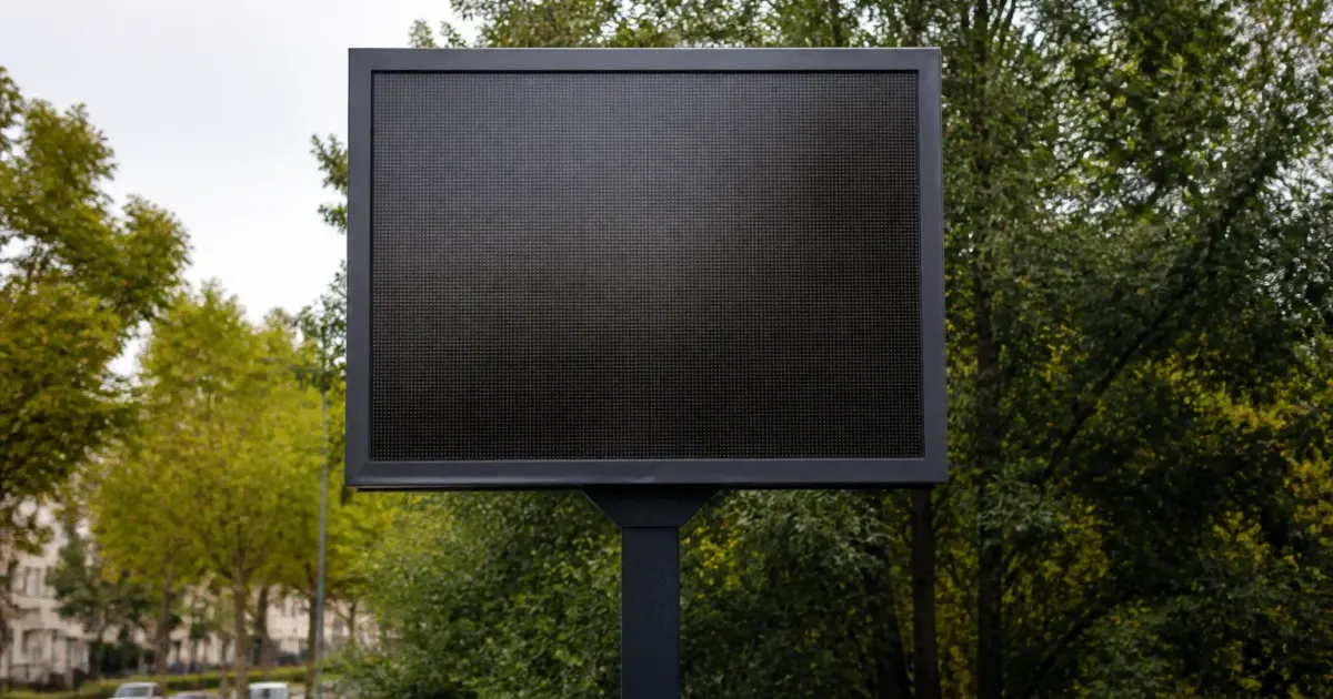 Panneau affichant chiffre population ville Saint-Chamond