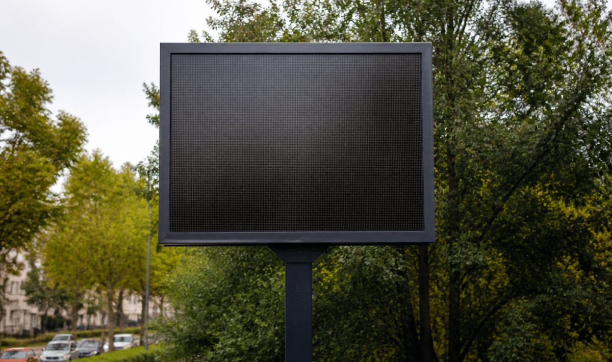 Panneau affichant chiffre population ville Saint-Chamond