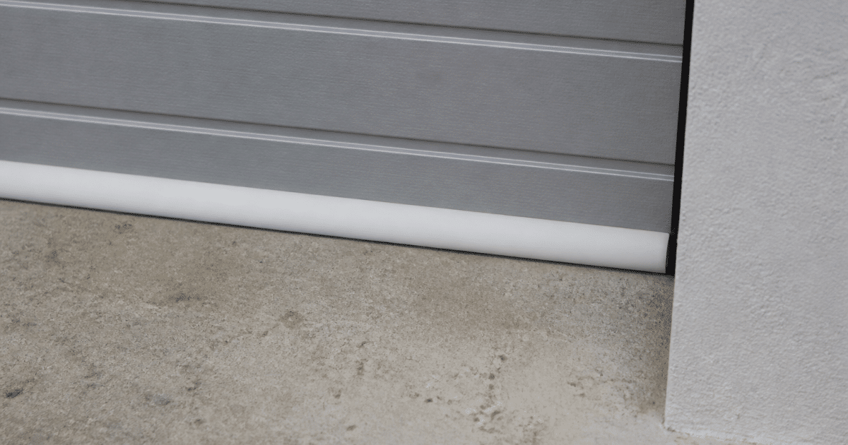 Porte garage fermee avec joint isolant blanc applique