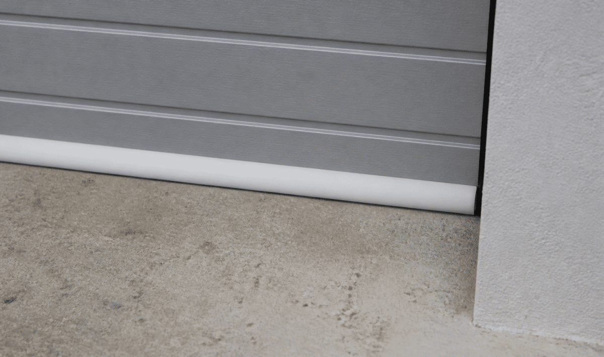 Porte garage fermee avec joint isolant blanc applique